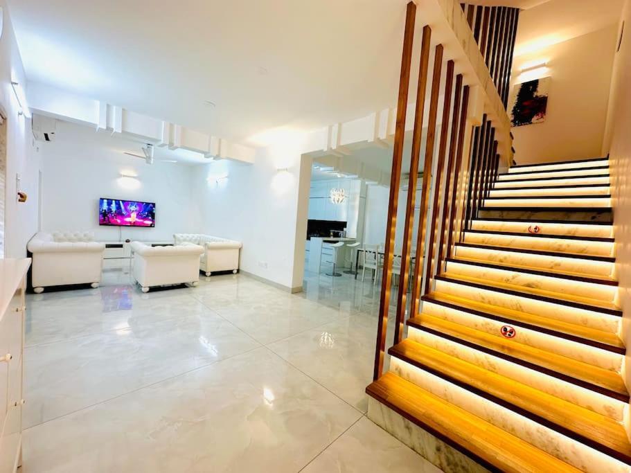 White House Sky View Theatre Villa In Gachibowli Exterior photo