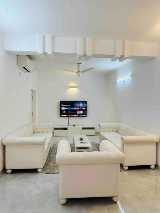 White House Sky View Theatre Villa In Gachibowli Exterior photo